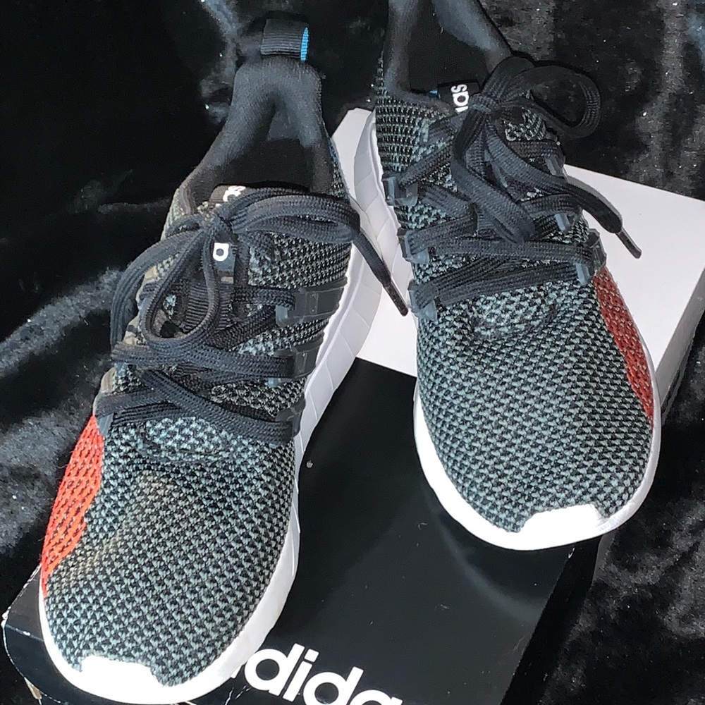 Adidas • Youth • Boys size 1 •Questar Flow K